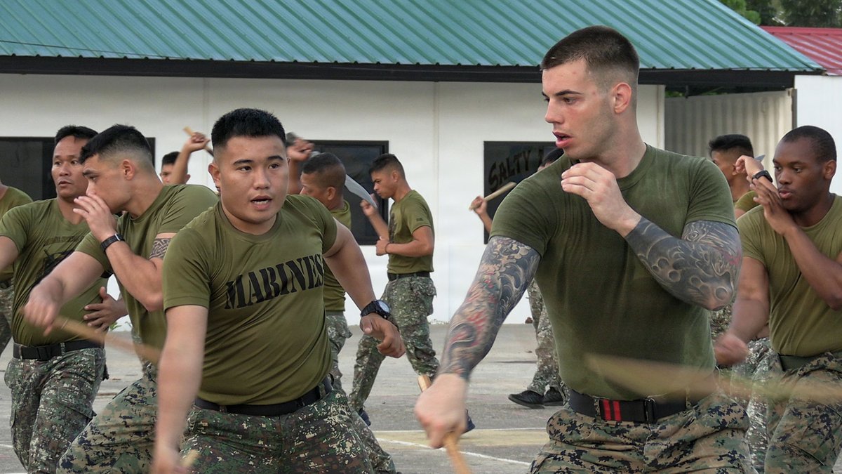 PacificMarines's tweet image. Hand to hand combat 🇺🇸🇵🇭🤝

#PacificMarines @MRFDarwin 26 and @TeamAFP, conduct a combined martial arts training event as part of #BK26 at Marine Base Camp Rodolfo, Palawan, #Philippines, April 22, 2026.

📸: Cpl. Grant Schirmer | @USMC