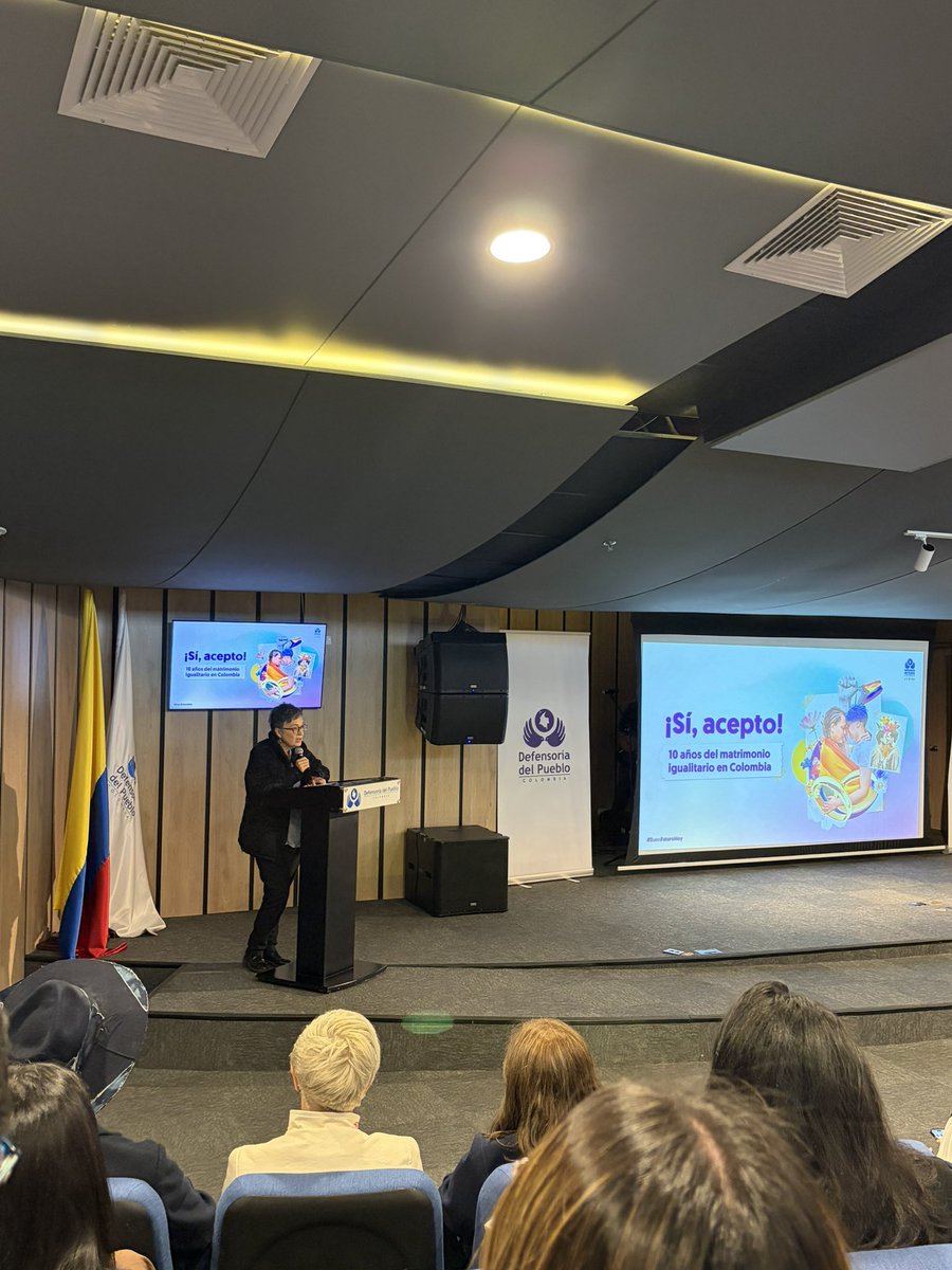 XiniaNavarro's tweet image. Hace 10 años, Colombia dio un paso histórico hacia la igualdad.
Gracias a la  @CConstitucional  SU- 214 de 2016 y a décadas de lucha del movimiento #LGBTIQ+ el amor dejó de ser discriminado por la ley. #MatrimonioIgualitario
Emotivo espacio  @DefensoriaCol.