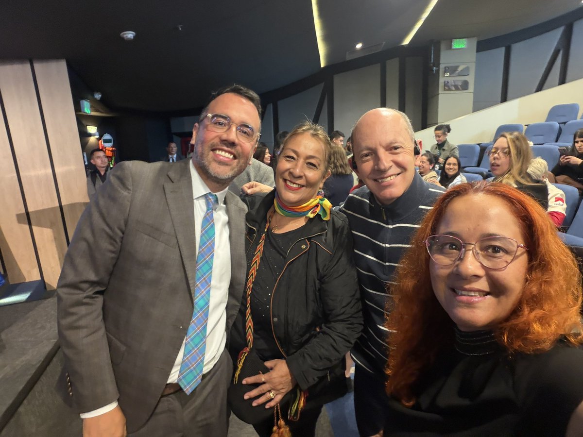 XiniaNavarro's tweet image. Hace 10 años, Colombia dio un paso histórico hacia la igualdad.
Gracias a la  @CConstitucional  SU- 214 de 2016 y a décadas de lucha del movimiento #LGBTIQ+ el amor dejó de ser discriminado por la ley. #MatrimonioIgualitario
Emotivo espacio  @DefensoriaCol.