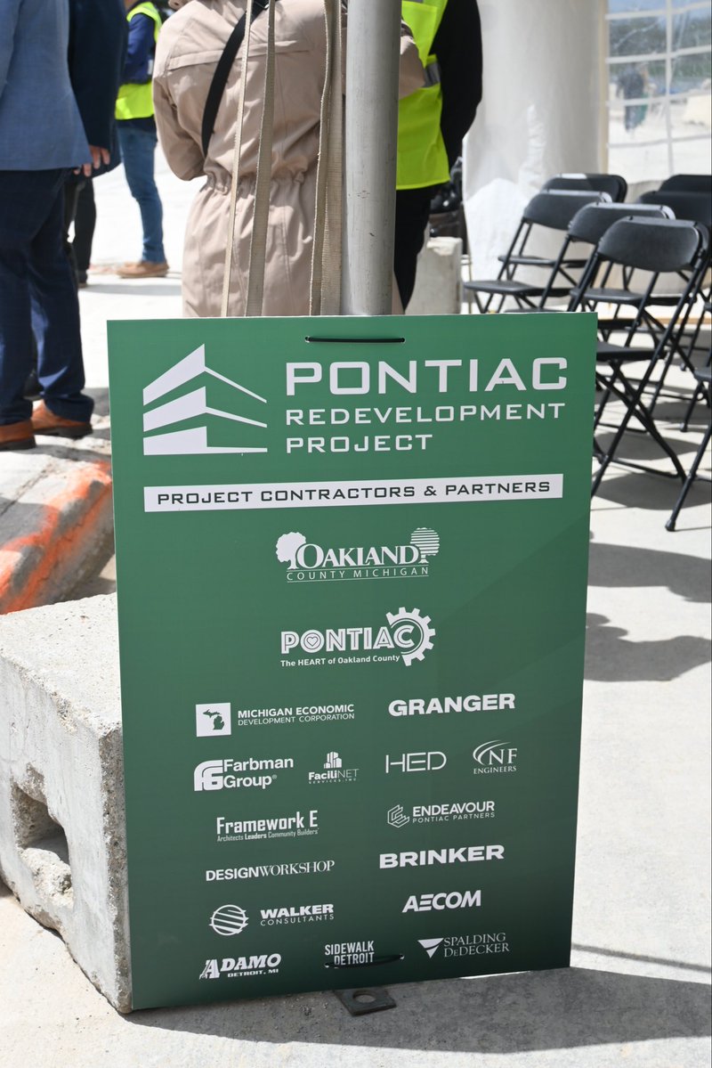 OakGovEO's tweet image. Our Downtown Pontiac project has hit two major milestones! Today, we celebrated the installation of a new facade panel at 31 E. Judson and ground preparation for two new parking decks on the former Phoenix Center site: ow.ly/QC8050YRlzk. #InvestedInPontiac #OaklandCounty