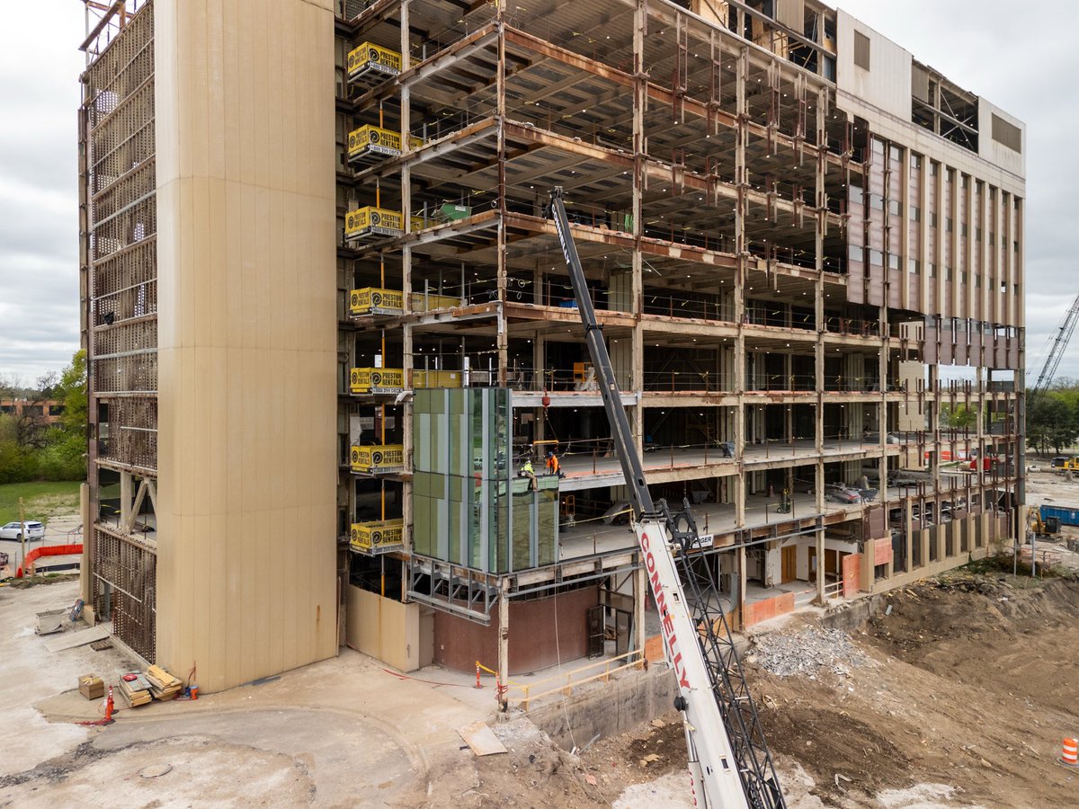 OakGovEO's tweet image. Our Downtown Pontiac project has hit two major milestones! Today, we celebrated the installation of a new facade panel at 31 E. Judson and ground preparation for two new parking decks on the former Phoenix Center site: ow.ly/QC8050YRlzk. #InvestedInPontiac #OaklandCounty