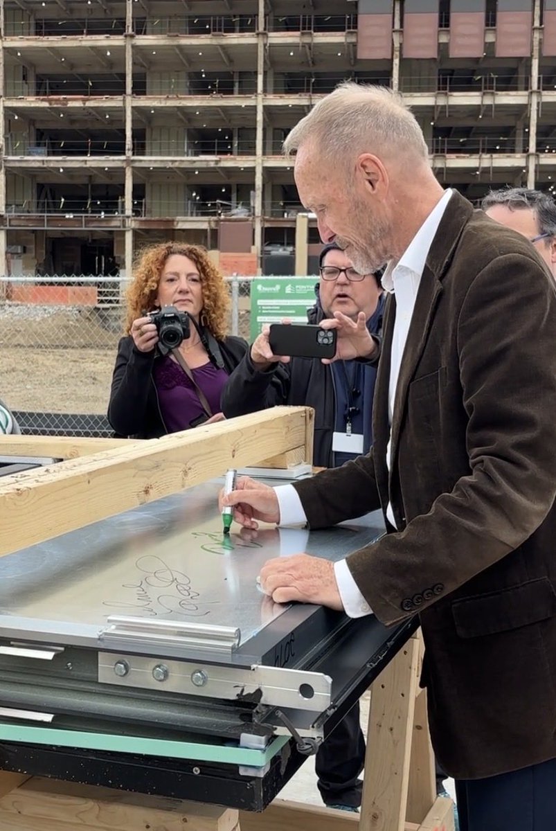 OakGovEO's tweet image. Our Downtown Pontiac project has hit two major milestones! Today, we celebrated the installation of a new facade panel at 31 E. Judson and ground preparation for two new parking decks on the former Phoenix Center site: ow.ly/QC8050YRlzk. #InvestedInPontiac #OaklandCounty