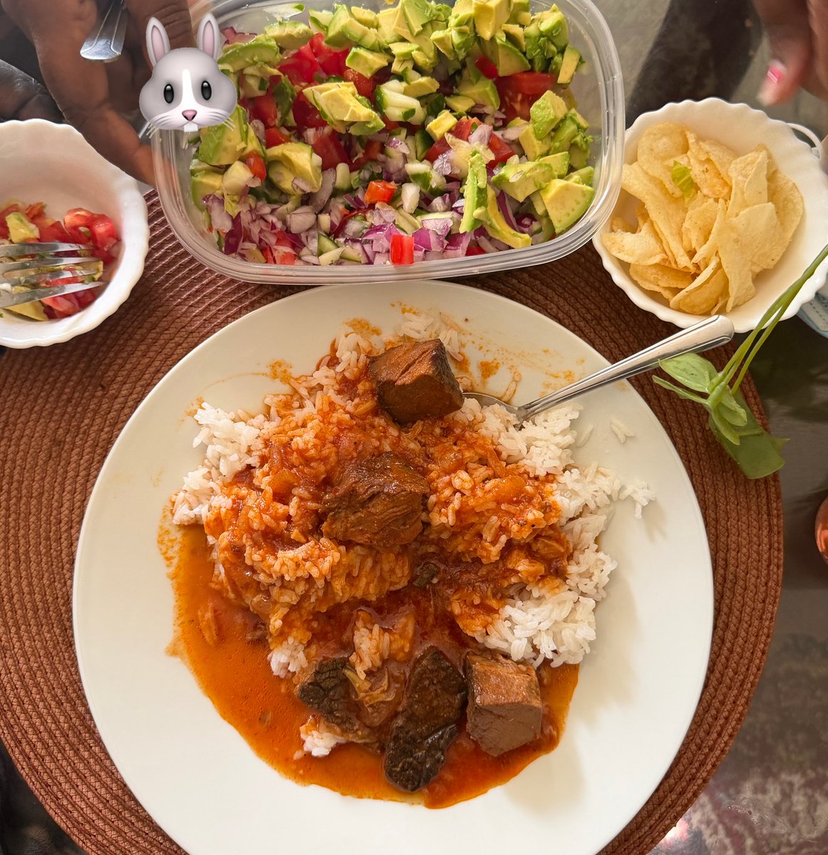 lovechocolita's tweet photo. my meal versus my parents’ meal 😓🥘 trying to starve in an african household really sucks https://t.co/09BVp8zRhB