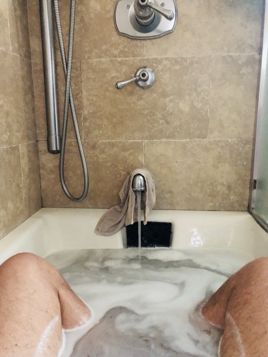 reflectionsBYtm's tweet photo. #tall #6ft5
There are at least 100 reasons I hate being 6ft5.  Here is 1 out of 100 more to come.  P.S. Even dudes like to take a bath every once in a while, but they won’t admit it. https://t.co/Fo0YFN2z9f
