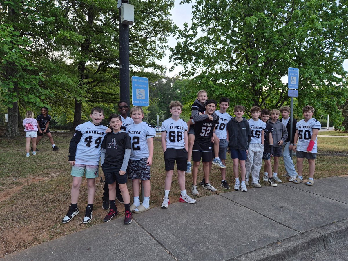 CreekViewElem's tweet photo. We had an amazing Walk to School day, and it was a perfect celebration for Earth Day! Thank you to all who made it out to start our morning great!🌎🌅❤️

#cvescheetahs @fultoncoschools @alpharettafootball @scheifflee_ahs @ahs.raider.band @ahsjrraiderfb @ajrcheer https://t.co/ZS8oXZiD50