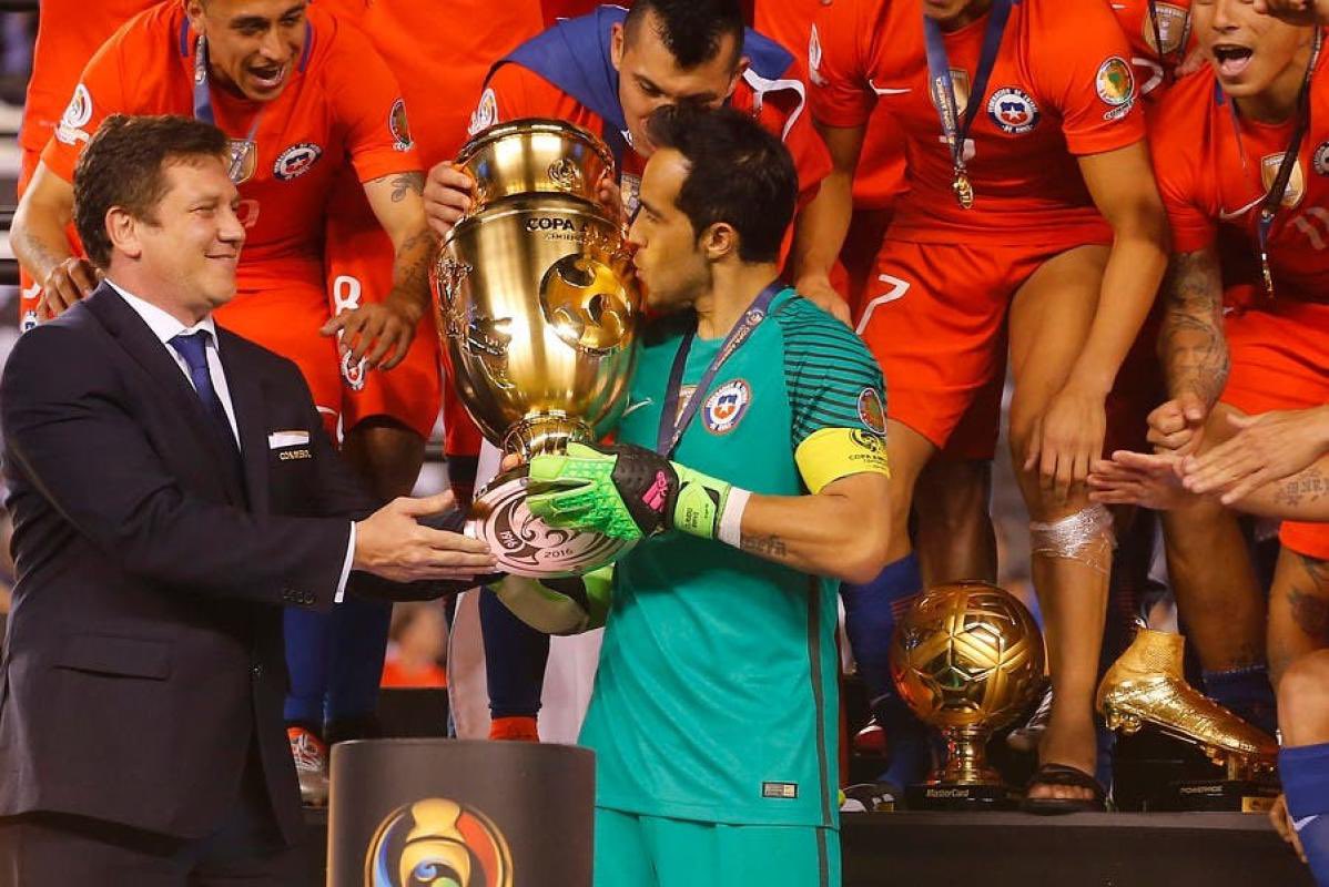 CotoMolina_'s tweet photo. @mbaafraude Y ninguno le pudo dar un título a su país… Bravo, Vidal y Alexis les dieron dos a Chile. 

Respeten los rangos. https://t.co/TiHTMHMCRN