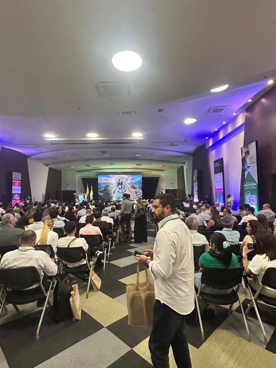 ComiteSanturban's tweet photo. Mientras Santander defiende el agua, en la asamblea de @pro_santander se le lava la cara a ArisMining, que quiere explotar Santurbán.

Eso no es liderazgo regional, eso es lavado verde. La plata con la que le encontraron precio a @Jp_Remolina no borra décadas de lucha ciudadana. https://t.co/BFI6um2LXt
