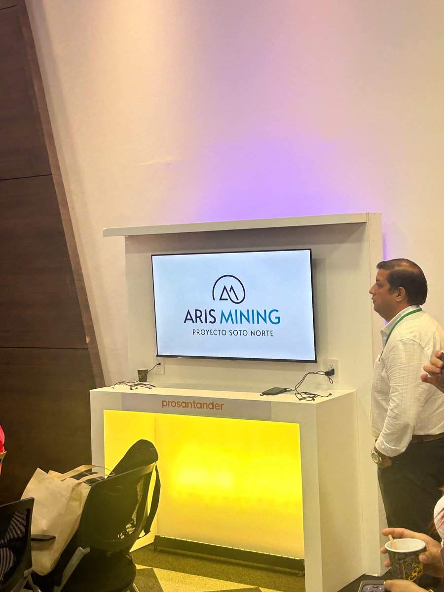 ComiteSanturban's tweet photo. Mientras Santander defiende el agua, en la asamblea de @pro_santander se le lava la cara a ArisMining, que quiere explotar Santurbán.

Eso no es liderazgo regional, eso es lavado verde. La plata con la que le encontraron precio a @Jp_Remolina no borra décadas de lucha ciudadana. https://t.co/BFI6um2LXt