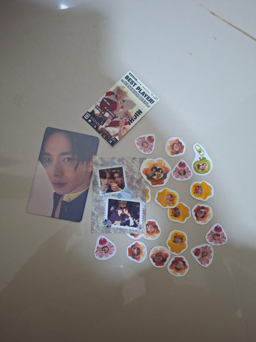 ryubeerry's tweet photo. Feedback positivo pra @syunkicegs que trouxe esse photocard do heeseung em segurança pra casa e com os adesivos fofíssimos juntos!! https://t.co/1PfoCcATN9