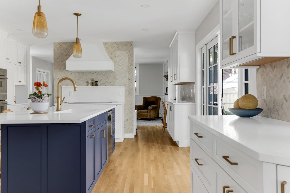 Transitionskbr's tweet photo. A timeless vision in blue &amp; white! 🤍💙

This stunning kitchen remodel features beautiful Mouser Cabinetry Divinity cabinetry paired with a rich Indigo Blue island for a look that is both elegant and inviting.

Ready to create your dream kitchen? Let’s talk! 📞 (781) 871-0881 https://t.co/nAM6skrmTj