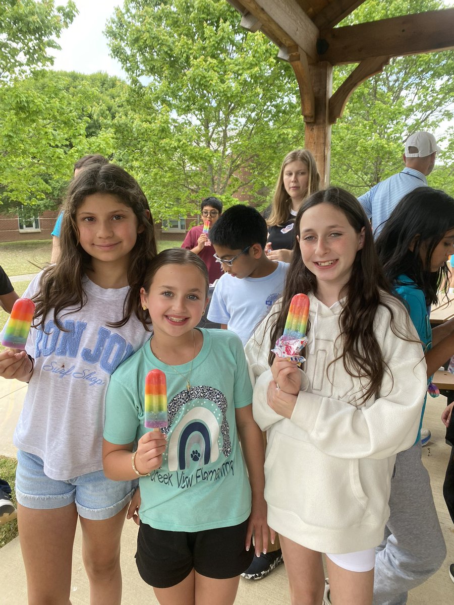 CreekViewElem's tweet photo. Our 5th graders LOVED popsicles and music at recess today! Being a 5th grader is FUN! 🩷 💛 💙 💚

#cvescheetahs @FultonCoSchools @FCSSuptLooney https://t.co/RKZPE5okVV