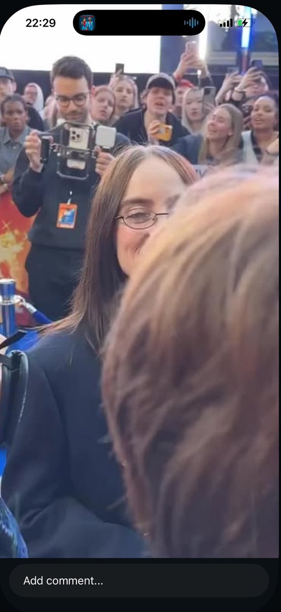 htmehardandsoft's tweet photo. GUYS PLEASE HELP ME FIND THIS MAN WITH THE WHITE IPHONE RECORDING HE TOOK A PICTURE OF ME AND BILLIE AND I NEED IT #billieeilishlondonpremiere #billieeilish #hitmehardandsoftthetourlivein3d #billieinlondon https://t.co/5X1eGHkqeP