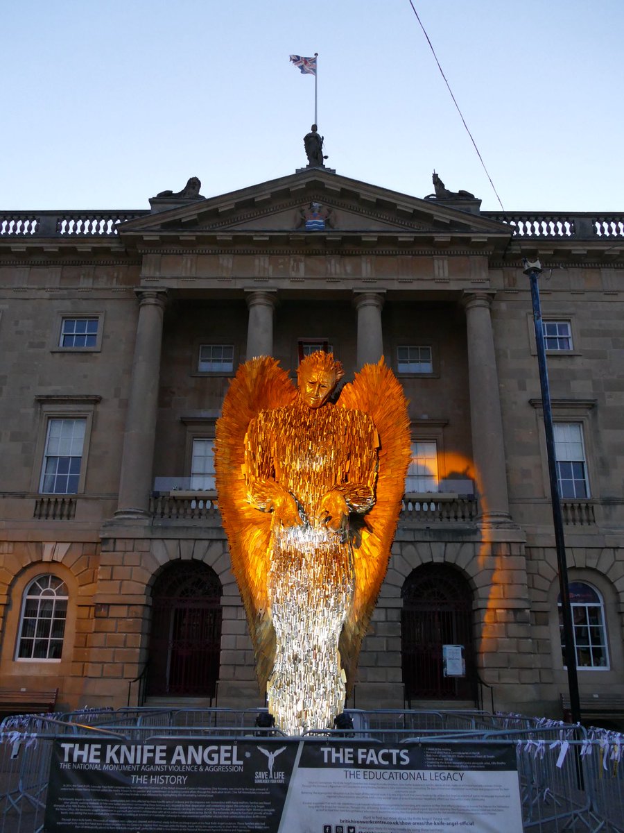 TraceyDagley's tweet image. #Newark #KnifeAngel by night is stunning