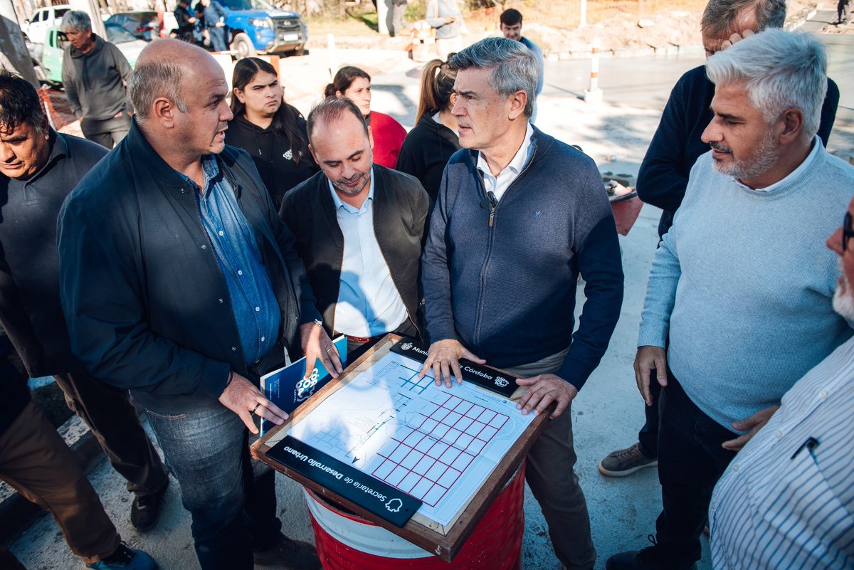 MuniCba's tweet photo. 🚧 El intendente @PasseriniOk recorrió obras de cloacas y pavimento en barrio Villa Unión.

🏘️ La obra beneficiará a más de 3600 vecinos, mejorará la circulación vehicular y garantizará el acceso a un sistema de recolección de efluentes seguro y moderno. https://t.co/8tbrD8CJmU