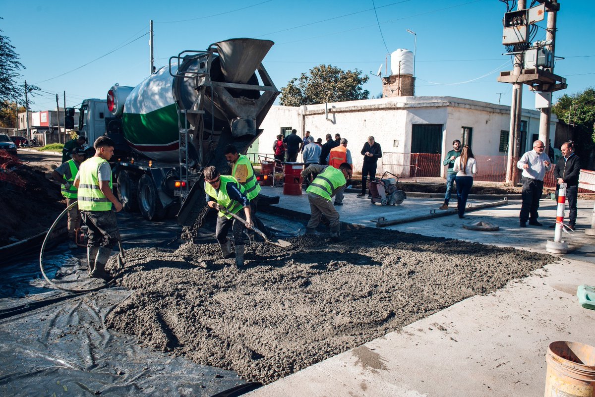MuniCba's tweet photo. 🚧 El intendente @PasseriniOk recorrió obras de cloacas y pavimento en barrio Villa Unión.

🏘️ La obra beneficiará a más de 3600 vecinos, mejorará la circulación vehicular y garantizará el acceso a un sistema de recolección de efluentes seguro y moderno. https://t.co/8tbrD8CJmU