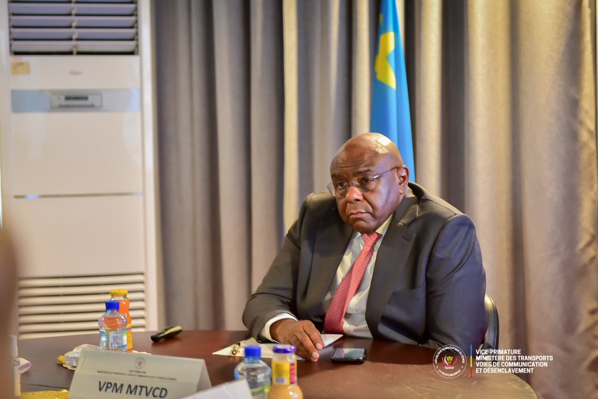 TransportsRDC's tweet photo. Le Vice-Premier Ministre, Ministre des Transports, Voies de Communication et Désenclavement, Jean-Pierre Bemba, a présidé ce mardi 28 avril 2026 à Kinshasa une réunion de travail consacrée au projet stratégique MétroKin, visant à améliorer la mobilité dans la ville de Kinshasa avec le métro comme moyen de locomotion.

Cette séance s’est tenue en présence du Gouverneur de la Ville-Province de Kinshasa, Daniel Bumba, du Ministre provincial des Transports, Jésus-Noël Sheke, du Ministre provincial des Infrastructures, Alain Tshilungu, ainsi que des représentants du ministère du Portefeuille, de la société MétroKin et de l’Africa Finance Corporation.

Ce projet structurant ambitionne d’offrir à la population un transport moderne, rapide et sécurisé.
