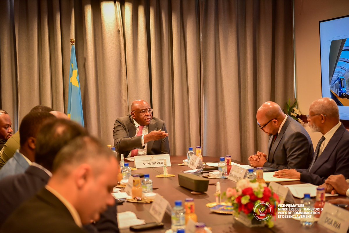 TransportsRDC's tweet photo. Le Vice-Premier Ministre, Ministre des Transports, Voies de Communication et Désenclavement, Jean-Pierre Bemba, a présidé ce mardi 28 avril 2026 à Kinshasa une réunion de travail consacrée au projet stratégique MétroKin, visant à améliorer la mobilité dans la ville de Kinshasa avec le métro comme moyen de locomotion.

Cette séance s’est tenue en présence du Gouverneur de la Ville-Province de Kinshasa, Daniel Bumba, du Ministre provincial des Transports, Jésus-Noël Sheke, du Ministre provincial des Infrastructures, Alain Tshilungu, ainsi que des représentants du ministère du Portefeuille, de la société MétroKin et de l’Africa Finance Corporation.

Ce projet structurant ambitionne d’offrir à la population un transport moderne, rapide et sécurisé.