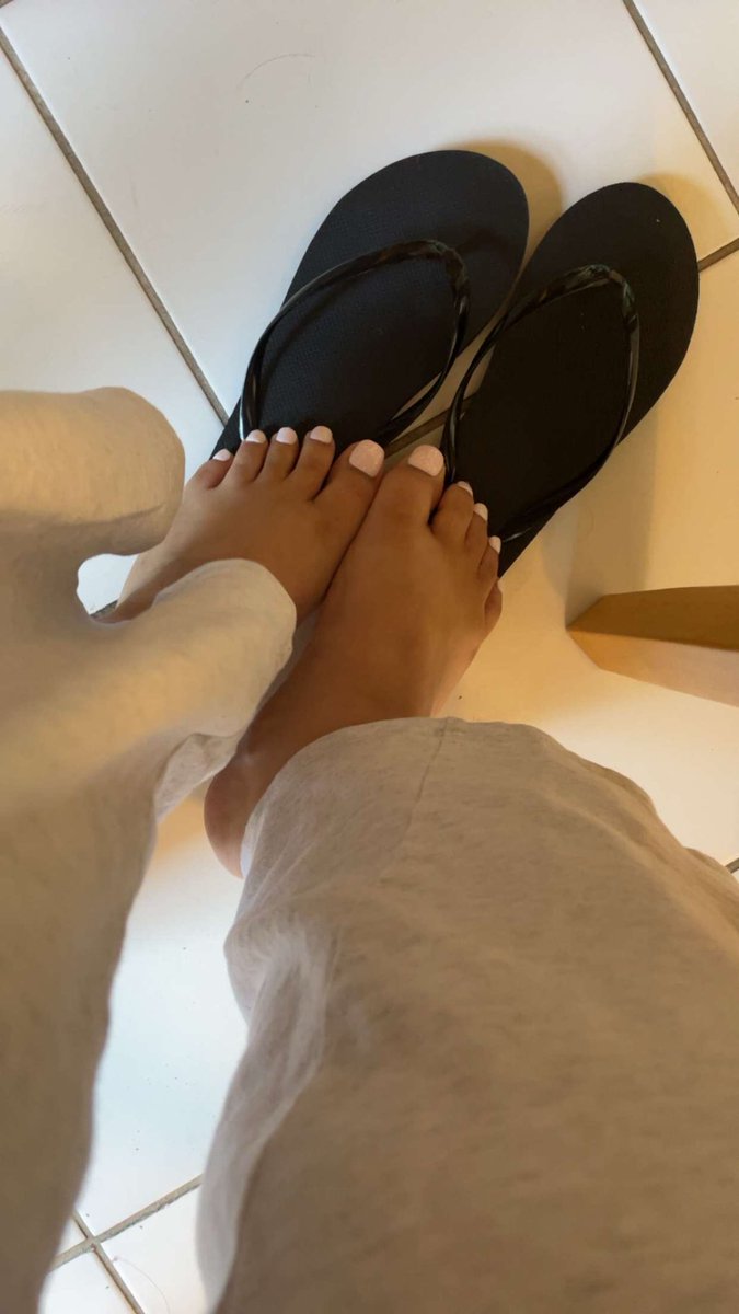 cute_feets111's tweet photo. Happy Tuesday 😚 hmu if interested https://t.co/KrRrIJkoC1