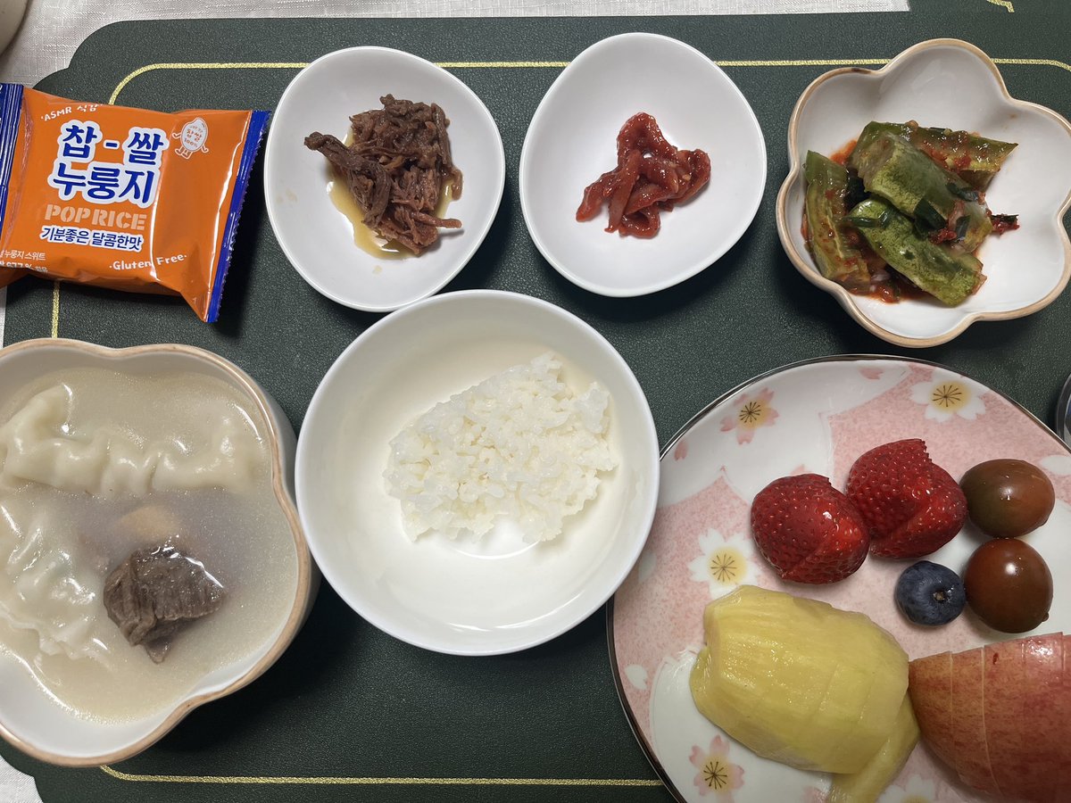 [04.29]
만두 갈비탕, 장조림, 오징어젓갈, 오이김치, 키위, 딸기, 블루베리, 방토, 사과, 찹쌀 누룽지과자