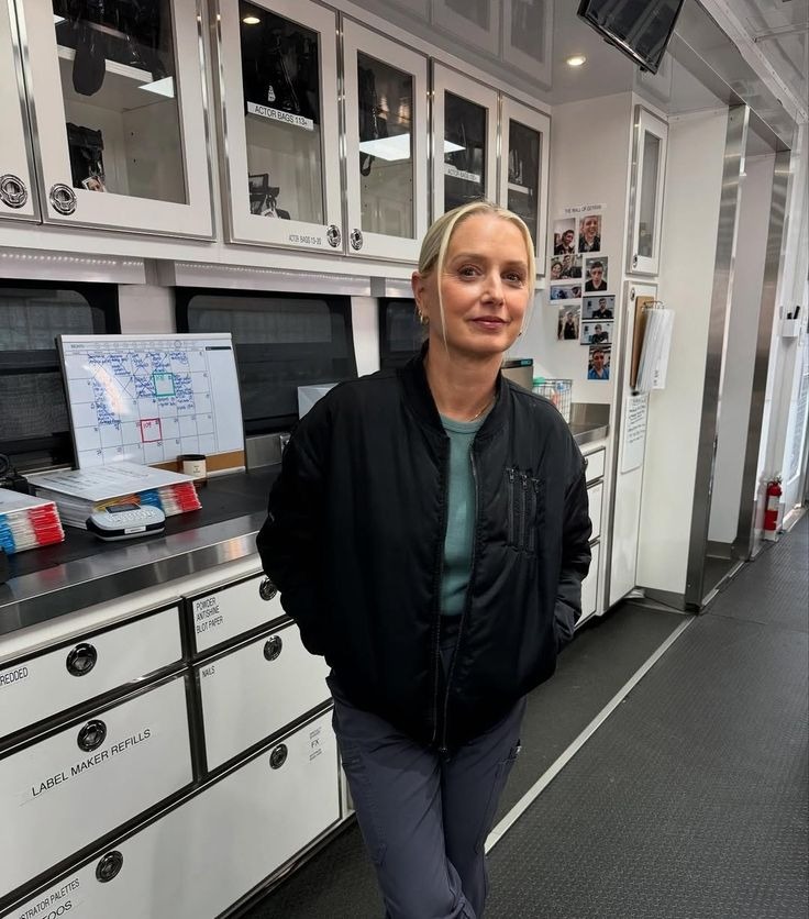 mcevans - you've got mail au 
Cassie starts to develop feelings for someone after talking anonymously online with them, not knowing the person she's falling for is actually her business rival, Dana Evans