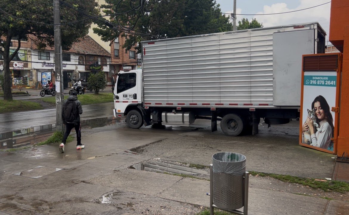 Se repite y no pasa nada. No imponen comparendos.
 Av. Esperanza con Cra 75 CEBAPETS 
Camión KSR-113  - 2:42 pm 28/04/2026
 <a href="/SectorMovilidad/">Movilidad Bogotá</a>
 <a href="/BogotaTransito/">Bogotá Tránsito</a>
 <a href="/ClaudiaDiazAco1/">Claudia Díaz Acosta</a>
 <a href="/NdeFranciscoG/">Nicolás de Francisco</a>
 <a href="/Maorodriguezgon/">Mauricio Rodríguez González #26</a>
 <a href="/malparqueada/">Bogotá Malparqueada</a>
 <a href="/JD_Quinteror/">Juan David Quintero</a>
 <a href="/comitemodeliar1/">comitemodeliaresidencial</a>
 <a href="/ClaudiaDiazAco1/">Claudia Díaz Acosta</a>