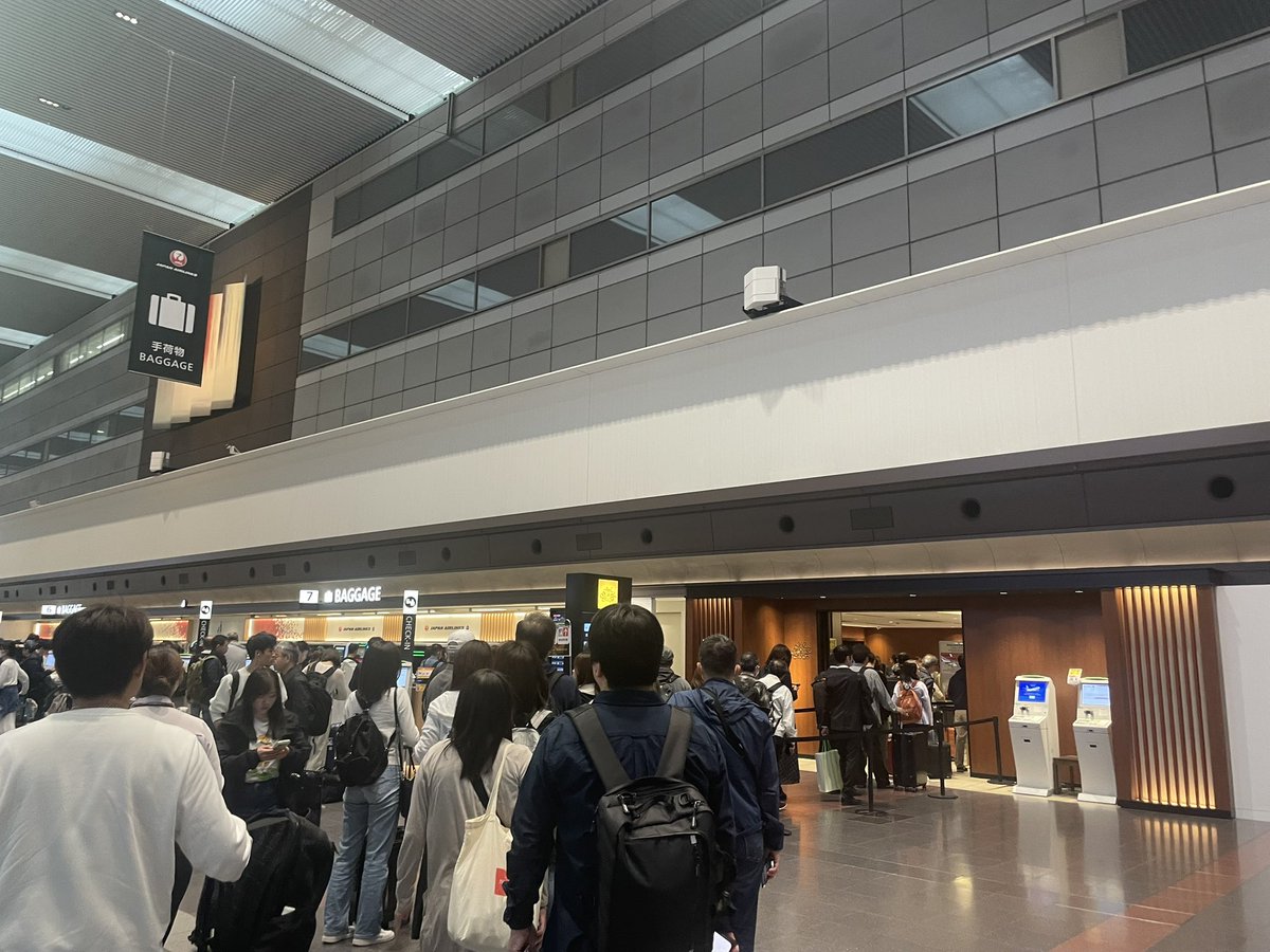 Napinopino2's tweet image. 修行僧じゃないけど朝早い✈️

6時台にも関わらず保安検査もすでに行列。JGCカウンターも外まで行列。
GW!!

Fカウンターは並ばずだったから、こういう体験するとまたJGP取りたくなる…（しないけど）

今日はPayPayポイントもらってカードラウンジへ
PayPayだと900円になっちゃう

#JAL
#HND