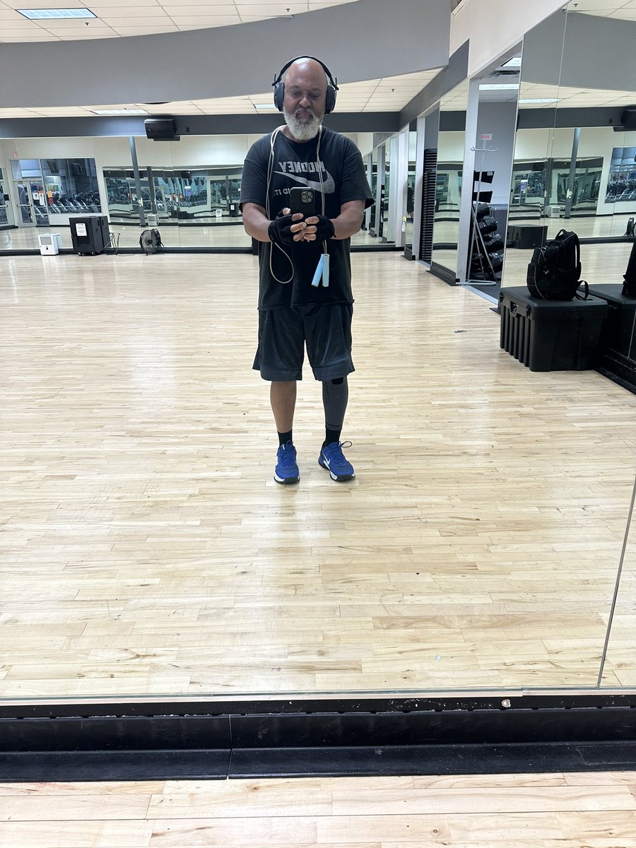 DaMayor76107's tweet image. Tuesday workout….leg day, jump ropes &amp;amp; burpees!! Making progress not excuses! #TurnUpTuesday #gymlife #fiftyplusclub💪🏽 @24hourfitness