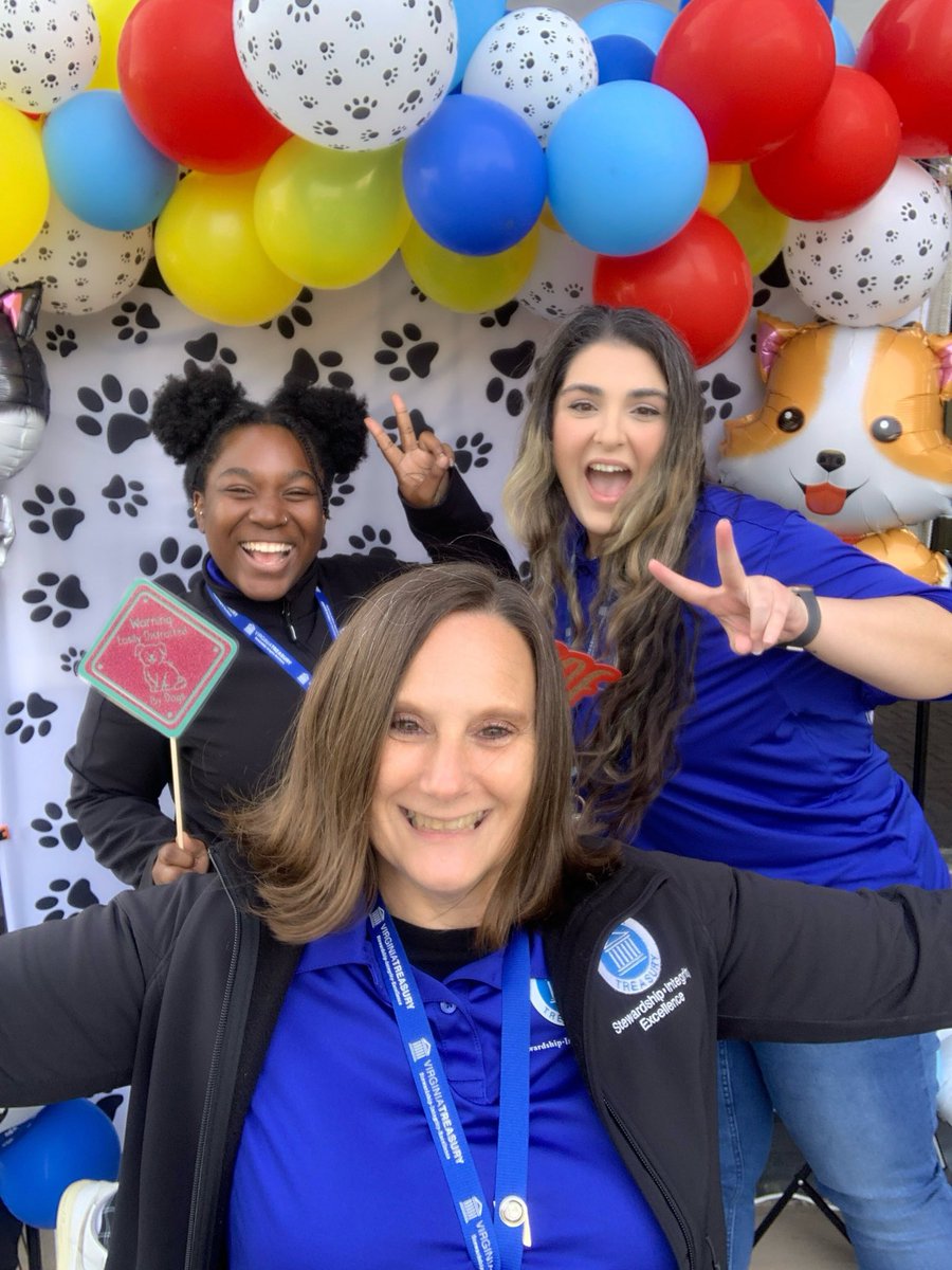 TheOtherLori's tweet image. 3 miles of hills for breakfast under beautiful skies before our annual Dogs on the Deck event at work. Charity event where we sell hotdogs &amp;amp; sausages. HR being silly at the photobooth &amp;amp; me jumping infront to photobomb friends. #runchat #sunriserunner #workfun