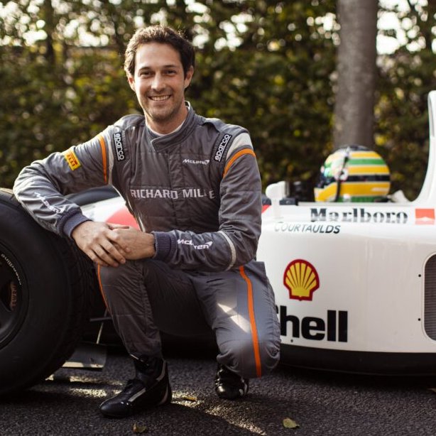 blog_formula1's tweet photo. 🇧🇷 SENNA SEMPRE 🇧🇷

Nesta quarta-feira, em Miami, Bruno Senna irá pilotar a icônica McLaren MP4/6, carro em que Ayrton Senna conquistou o seu tricampeonato em Fórmula 1 em 1991.

Isso fará parte de um Showrun da McLaren, onde haverá outras atrações com mais pilotos e modelos de carros de diferentes épocas: Lando Norris irá pilotar o MCL60 (2023), Oscar Piastri o MP4-23 (2008), Mika Häkkinen o MP4/14 (1999), Emerson Fittipaldi o M23 (1974) e Tony Kanaan o DW12, da Indy.
