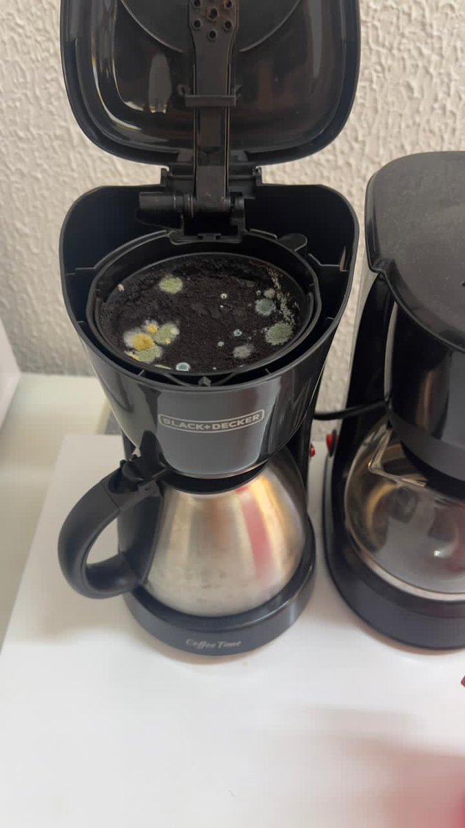 melody8745's tweet photo. o estado que deixaram a cafeteira na copa meu deus eu nunca mais vou tomar café ai https://t.co/DNVRf1s54W