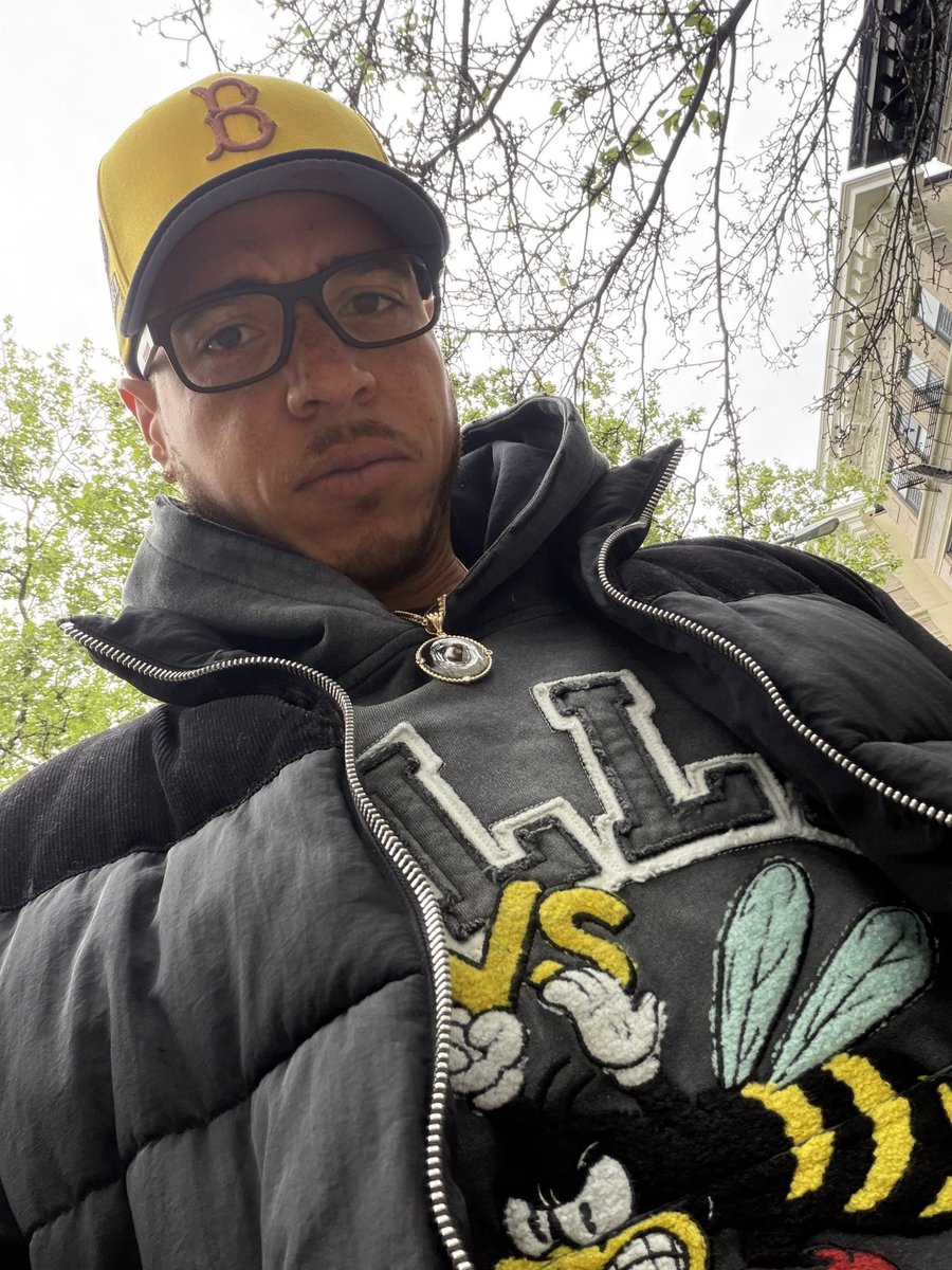 TheManWithESPN's tweet image. #PINdejos🫏
#StartingCapFive🔱
#FOTD🧢
Brooklyn #Dodgers 
Rustic Ebbets Field Edition🌉
Valley Dreams Hoodie🐝
Jean Micheal Basquiat🖼️
#KOTD👟
Lightning 4’s⚡️

My Flow Butterfly🧈🪽
Style Stings Like A B🐝