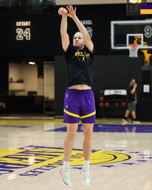 LakeShowYo tweet media