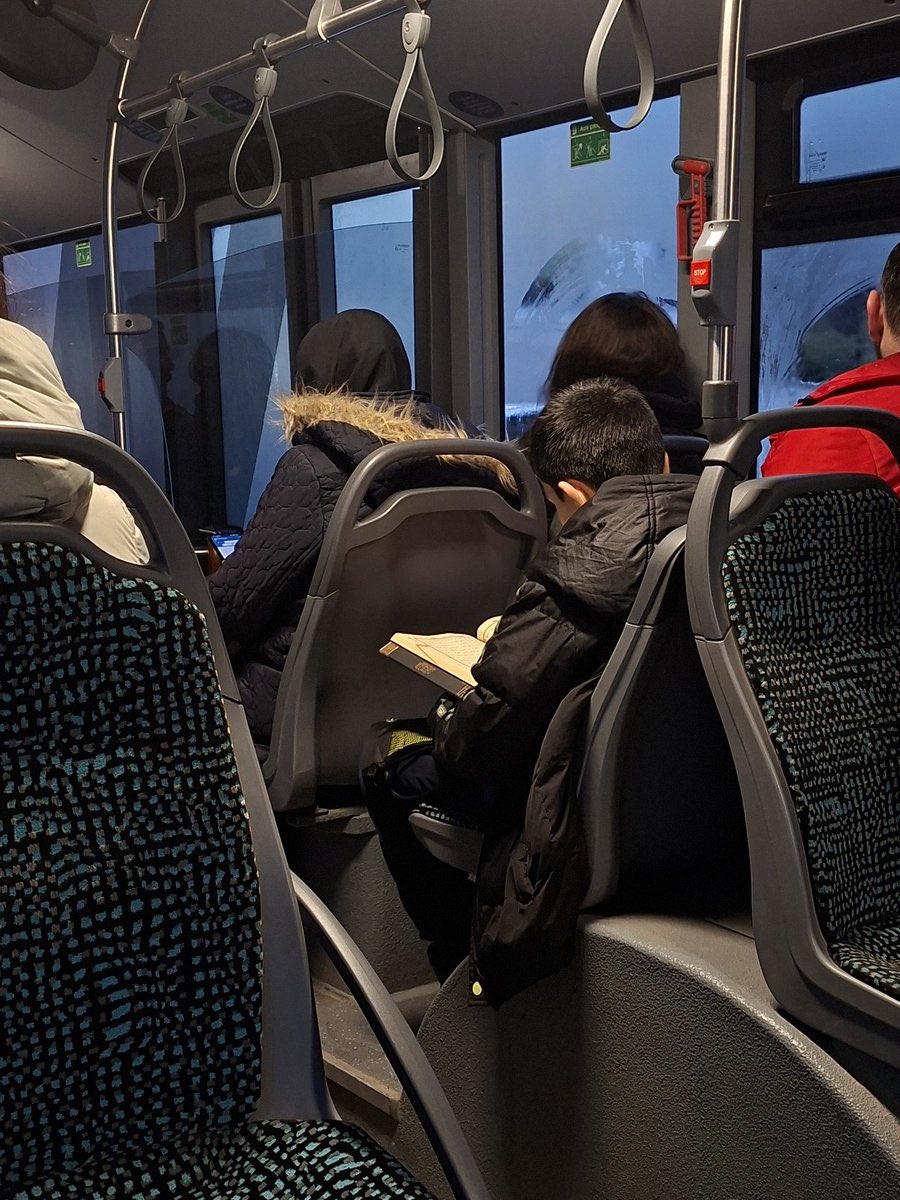 imam_gazzali1's tweet photo. Metrobüs yolculuğunda telefonla oynamak yerine, Kur'an-ı Kerim okuyarak bir öğrenciyi yaşatmayı başaran… Aranan o nesil sensin ey çocuk! https://t.co/9tsQUpwlqq
