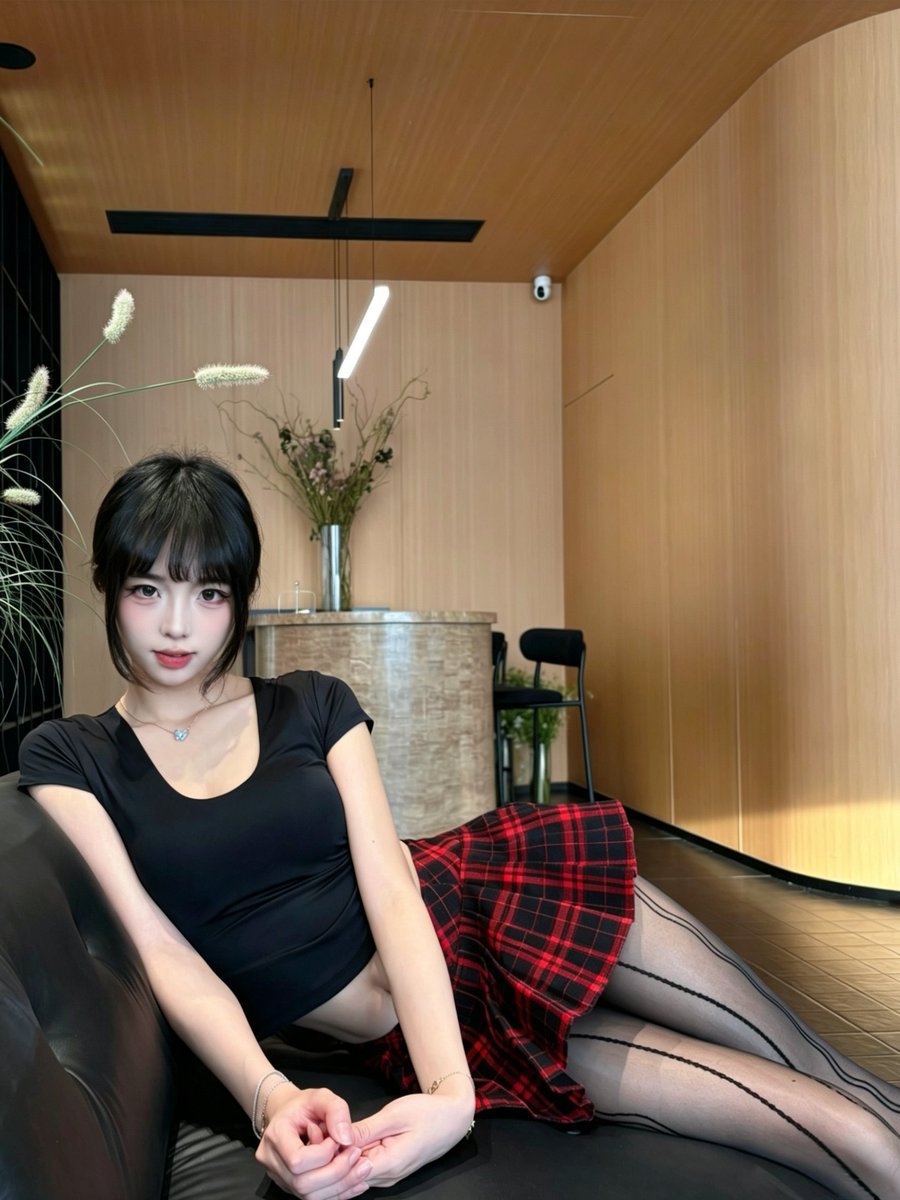我窥探你的目光背后的深意，你觊觎我浮于表面的单纯，我们本就是天生一对。