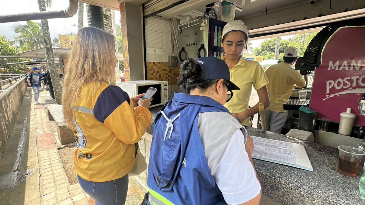DAGRDMedellin's tweet photo. Más de 30 empresas se suman para fortalecer el Comité de Ayuda Mutua en la comuna 14 El Poblado. Desde el @DAGRDMedellin se realizó una jornada de sensibilización para integrar a todos los actores en la cultura de reducción del riesgo de desastres. https://t.co/YStWn4XKLq
