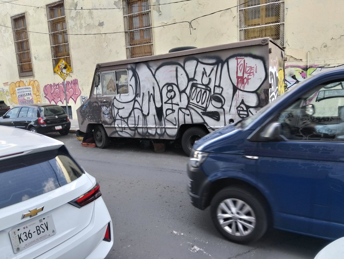 SOSstamaribera's tweet photo. @UCS_GCDMX @OVIALCDMX solicito apoyo para retirar unidad abandonada en Naranjo esq. San Cosme, @AlcCuauhtemocMx. No se mueve, es usada como bodega por ambulantes y debajo acumula basura, generando foco de infección y mala imagen urbana. https://t.co/2i36E3Ea41