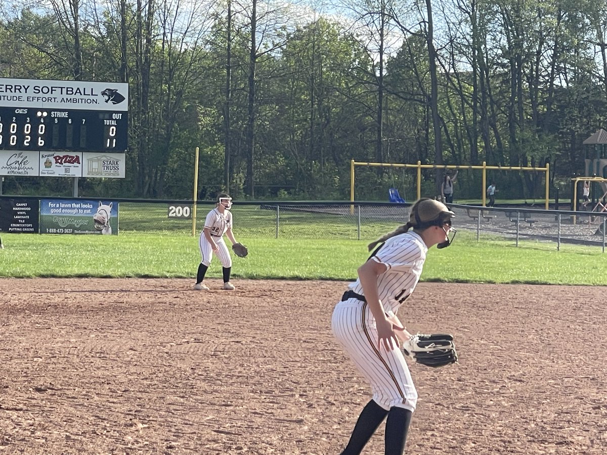 PerryAthletics's tweet photo. Varsity Softball Final:
Perry 11
McKinley 0
#flcscores

Thanks to our senior #32 Lacy Zapotoczny on Seniior Night! https://t.co/mH9inKre9S