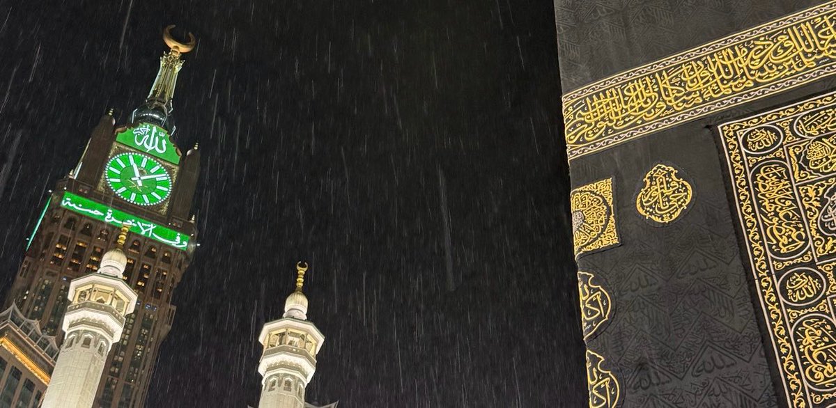 اللهم لك الحمد دائماً وابداً ، تحققت أمنيتي صليت واعتمرت وسط المطر😔🤍🤍🤍🤍