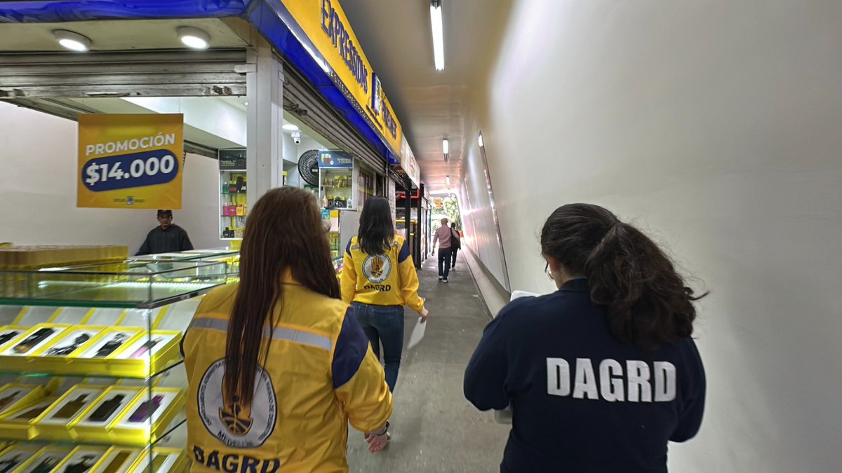 DAGRDMedellin's tweet photo. 🏢 35 empresas motivadas a participar en el comité.
👷 30 trabajadores informales capacitados en prácticas preventivas.
🏘️ 10 unidades residenciales sensibilizadas sobre amenazas por inundación. https://t.co/KiFyr2VL8h
