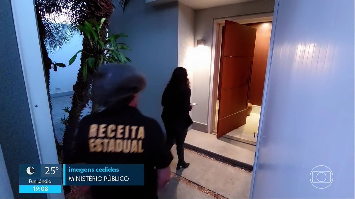 VVPortfolio05's tweet photo. E a Globo Minas que aderiu ao "novo" videografismo do PraçaTV? 💀

Tá me dando agonia esse enquadramento da logo com o relógio https://t.co/jLJeMeCffD