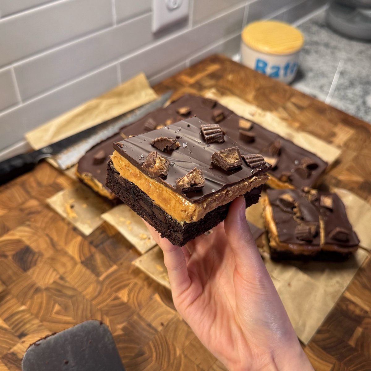 emijujuu's tweet photo. before vs after

Reese’s peanut butter brownies! https://t.co/pnF0ULJKHv