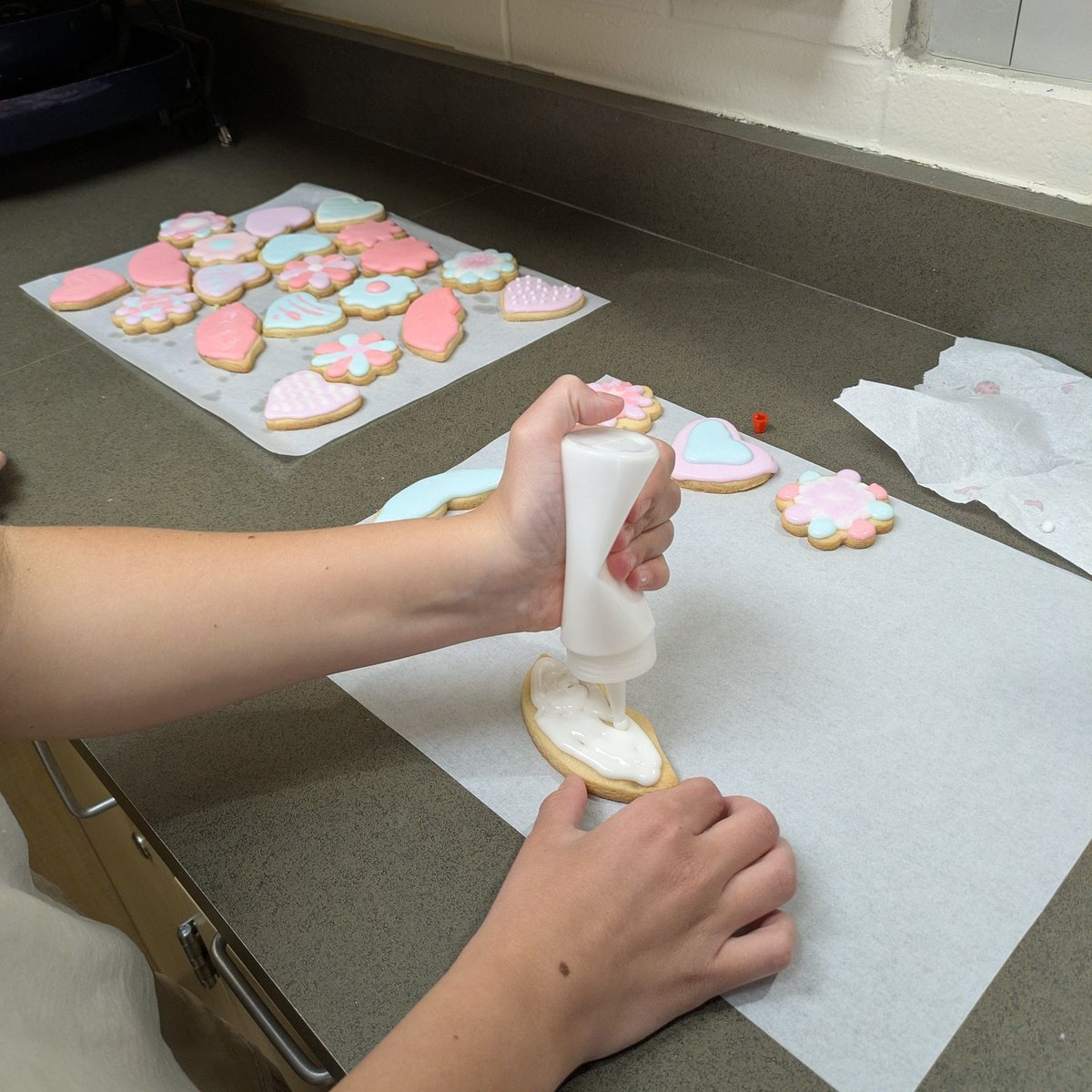 WMPublicSchools's tweet image. COOKIES!🍪✨

Ms. Hokenson's Culinary FCS students are icing experts! They've been researching and perfecting "flooding" techniques to create these beautiful cut-out sugar cookies! 

These students are bringing some serious skills to the kitchen! 🧑‍🍳

#WMFCS #CulinaryArts