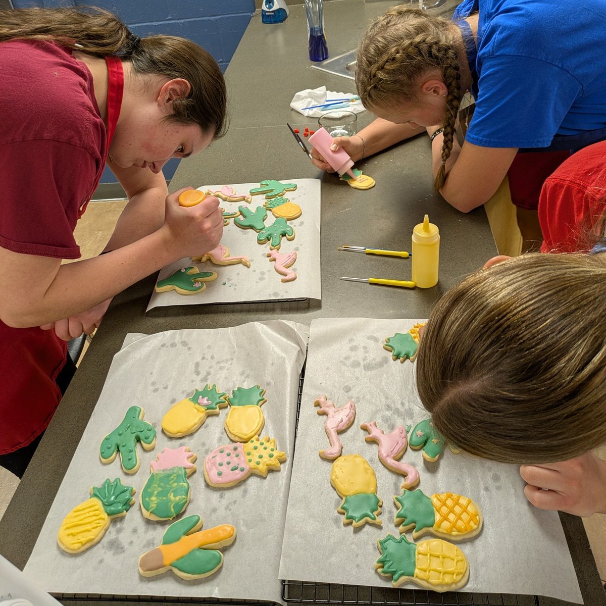 WMPublicSchools's tweet image. COOKIES!🍪✨

Ms. Hokenson's Culinary FCS students are icing experts! They've been researching and perfecting "flooding" techniques to create these beautiful cut-out sugar cookies! 

These students are bringing some serious skills to the kitchen! 🧑‍🍳

#WMFCS #CulinaryArts