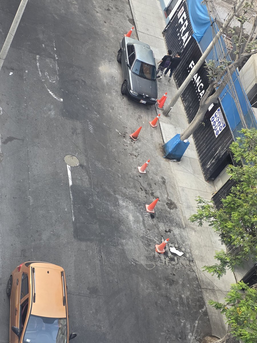 yulynav's tweet photo. @MuniMiraflores @MuniMiraflores como vecinos de la calle Arahualpa solicitas que incluyan a la cdra 4 en el mejoramiento de pistas. Nos i firman qué TODAS serán mejoradas esos la 4. Motivo porq SEDAPAL ha hecho trabajos. En las fotos los"trabajos" que ha dejado semanal  unos parches https://t.co/695yLeoWY5