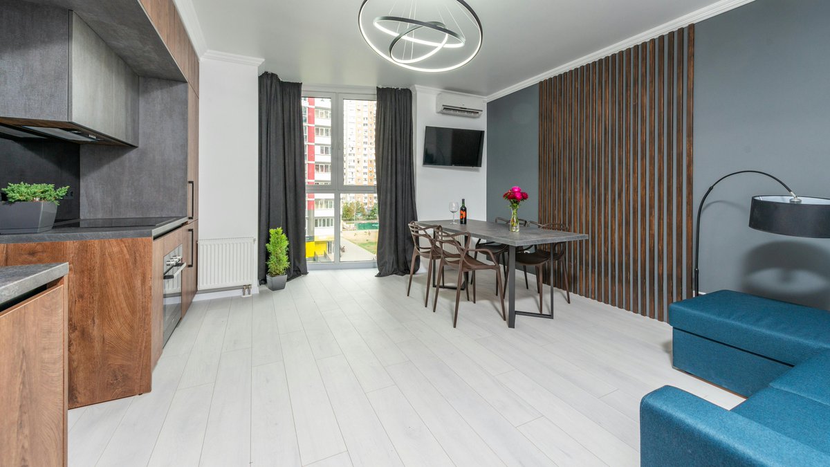 's tweet image. Apartment living. Nothing on the walls, premium price, and a funky kitchen, dining and living room all rolled into one. Nice presentation, but it needs personalization.  🐝🐝

#interiors #homedecor #decor #accentdecor #roomdecor #roomaccents #mystyle