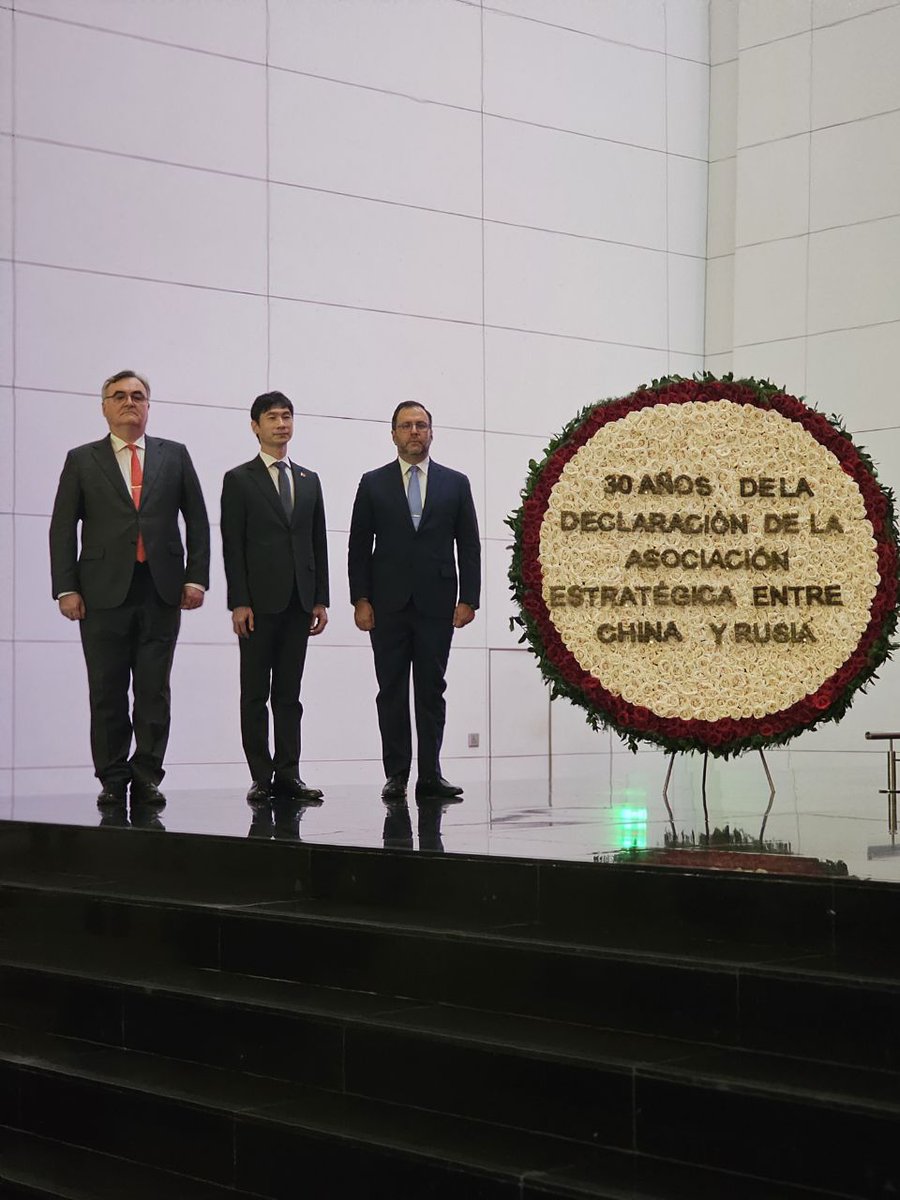 EmbajadaRusaVen's tweet photo. 🇷🇺🇨🇳🤝🇻🇪 En el Panteón Nacional tuvo lugar una ceremonia solemne de la ofrenda floral con motivo del 30º aniversario de la firma de la Declaración conjunta ruso-china sobre una asociación de confianza basada en la igualdad, orientada a la interacción estratégica en el siglo XXI https://t.co/6z19Yr7AQV