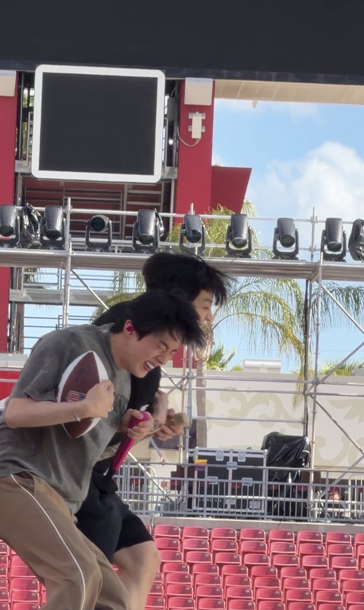 Anna ⁷ ୨♡୧ 𝓐𝓻𝓲𝓻𝓪𝓷𝓰 ㉧㉣㉣ IS SEEING BTS 💜 tweet media