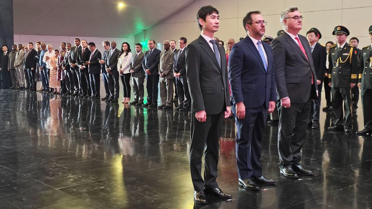EmbajadaRusaVen's tweet photo. 🇷🇺🇨🇳🤝🇻🇪 En el Panteón Nacional tuvo lugar una ceremonia solemne de la ofrenda floral con motivo del 30º aniversario de la firma de la Declaración conjunta ruso-china sobre una asociación de confianza basada en la igualdad, orientada a la interacción estratégica en el siglo XXI https://t.co/6z19Yr7AQV