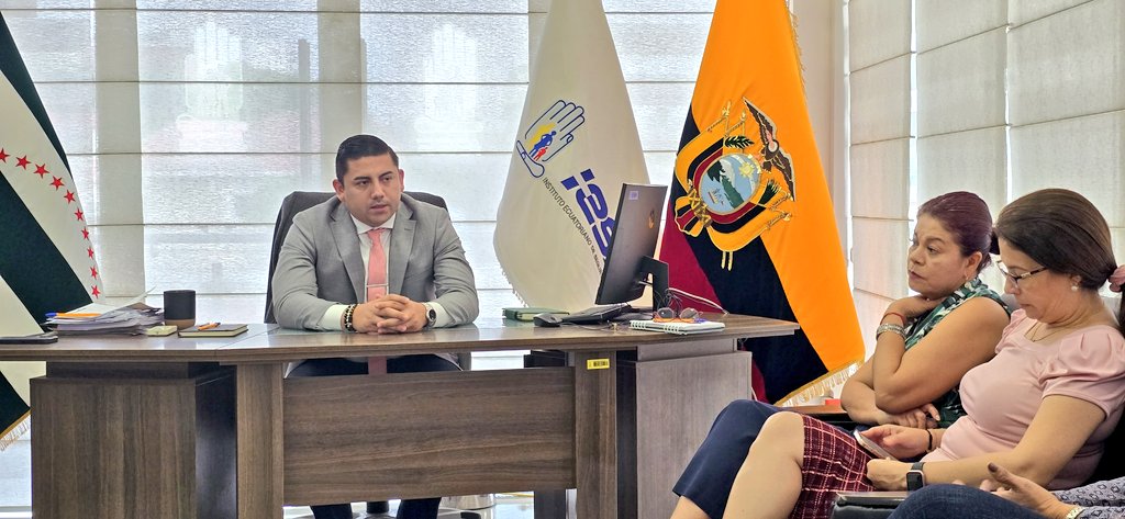 IESS_Manabi's tweet photo. #IESSteInforma | David Guillén, director provincial, se reunió con coordinaciones y unidades de @IESS_Manabi para fortalecer procesos y promover la ética institucional. 🤝

🚨Ante actos de corrupción, denuncia por canales oficiales. 

El @IESSec trabaja con transparencia. https://t.co/tGAWh5mMSq