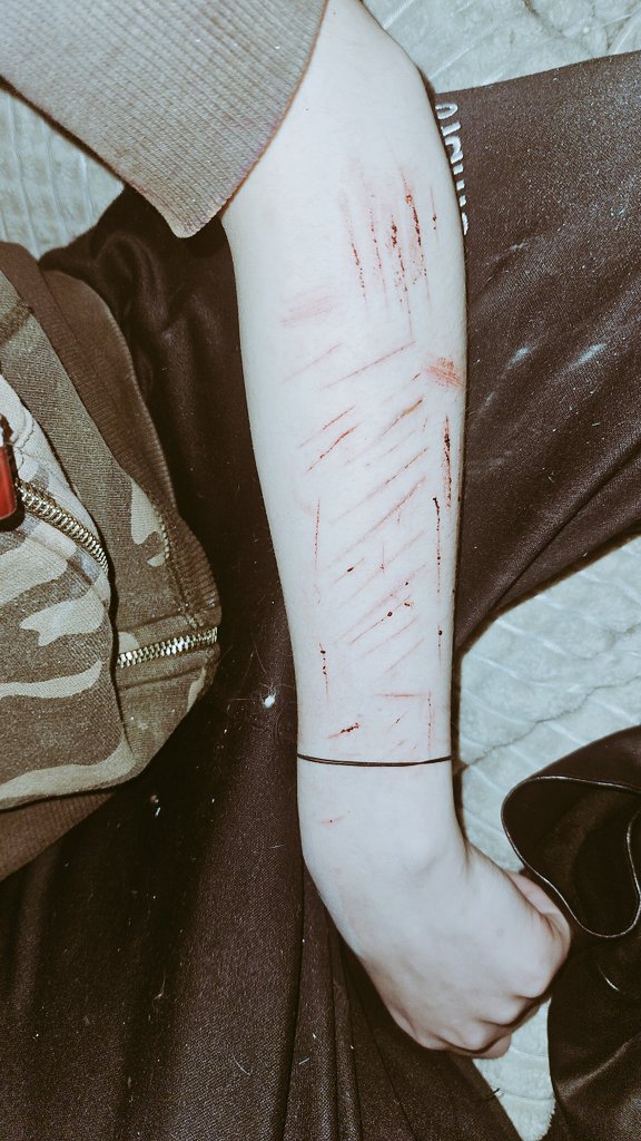 v4mpx_dv5xx._ tweet media